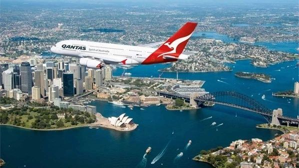 Qantas_A380_Flying_Over_Sydney.jpg