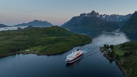 Hurtigruten Unveils First-Ever Nordic Tours Brochure – Now with an Early Booking Bonus