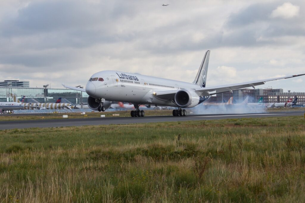Lufthansa Takes to the Skies with Its First Dreamliner Featuring Allegris Cabins