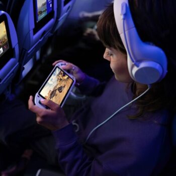 United Showcases Starlink Wi‑Fi in Big Game Ad as 300+ Regional Aircraft Go Online